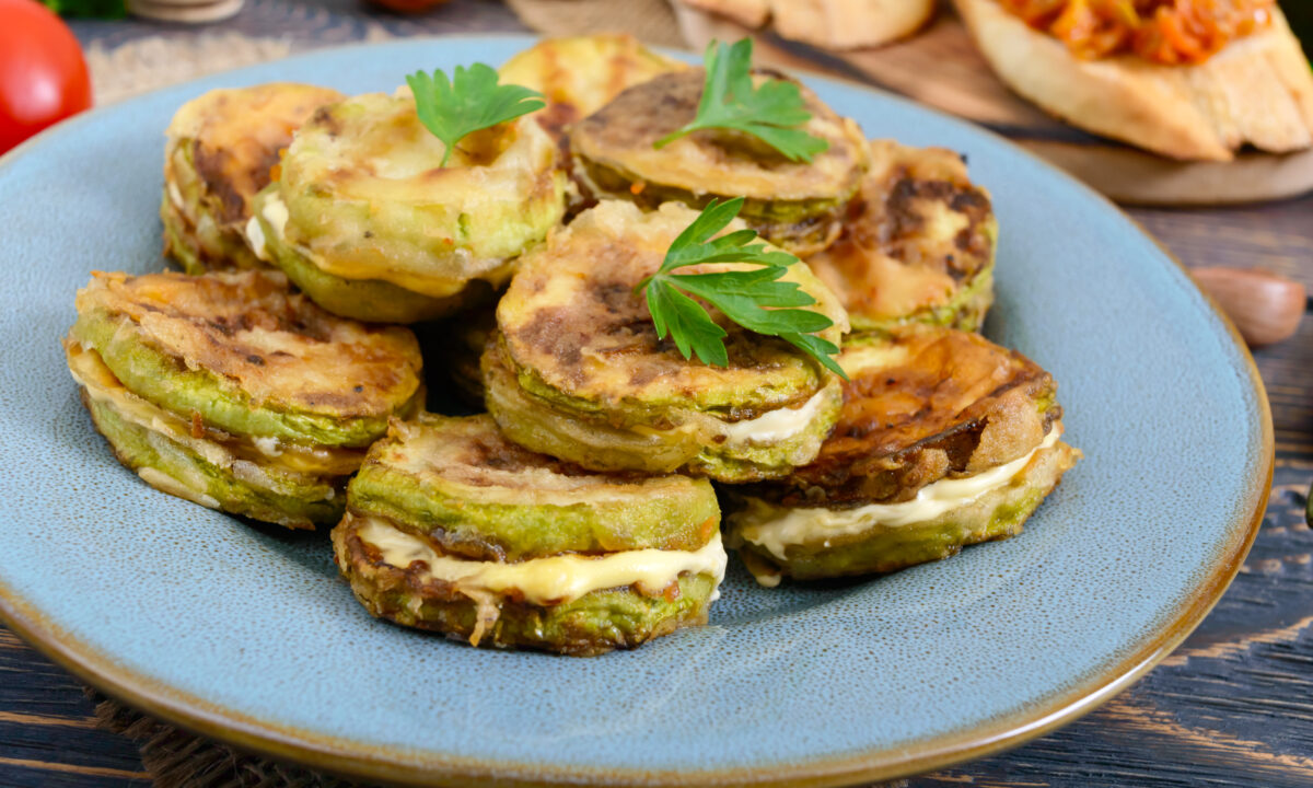 Апетитні смажені кабачки з часником і помідорами за 20 хвилин