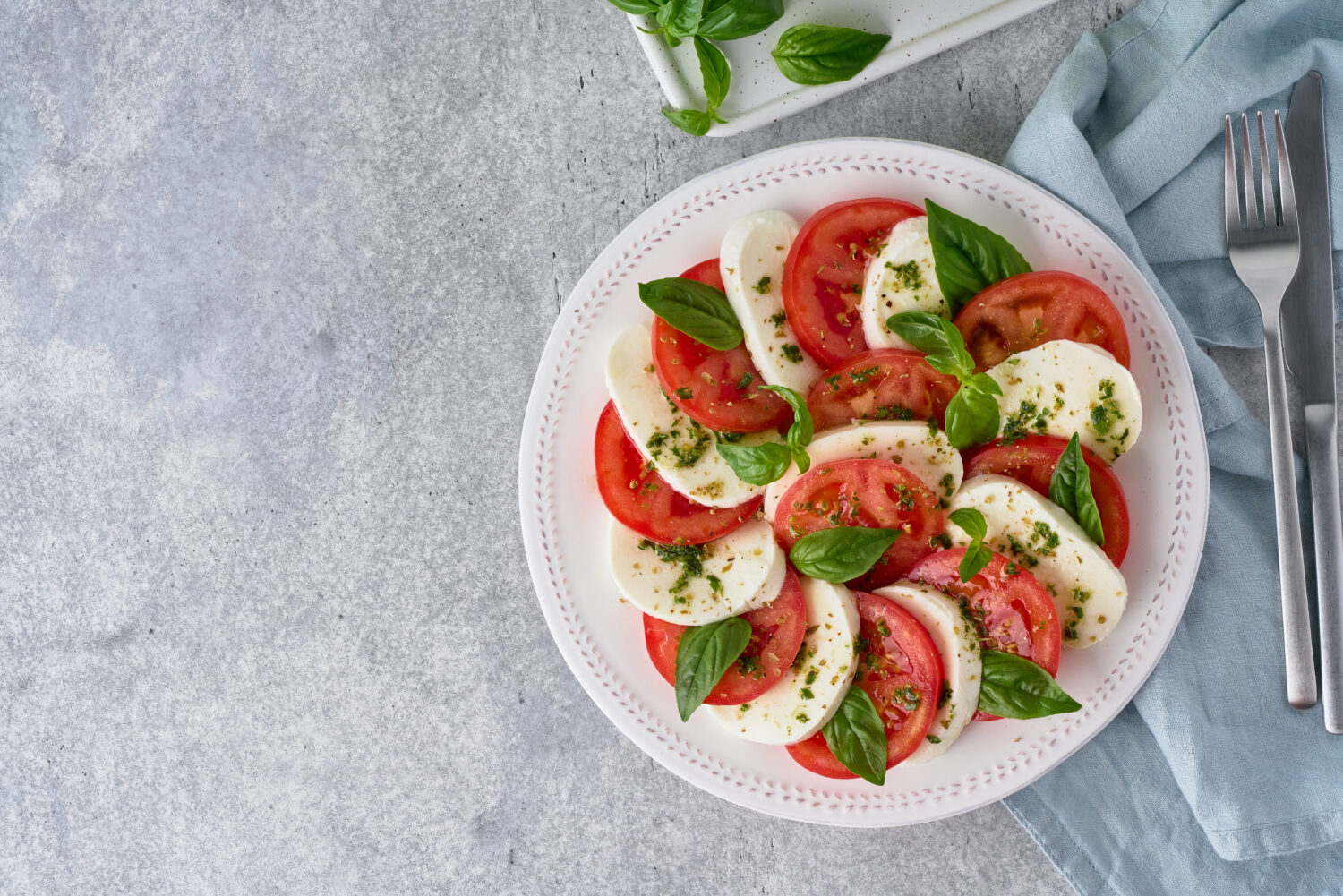 Свіжий салат Капрезе з моцарелою та базиліком