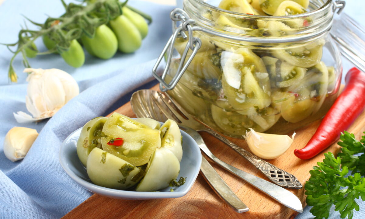 Ароматные зеленые помидоры по-грузински: вкусная закуска