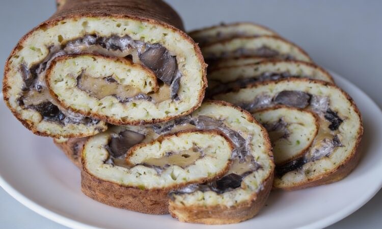 Ароматний кабачковий рулет із сиром та грибами в духовці