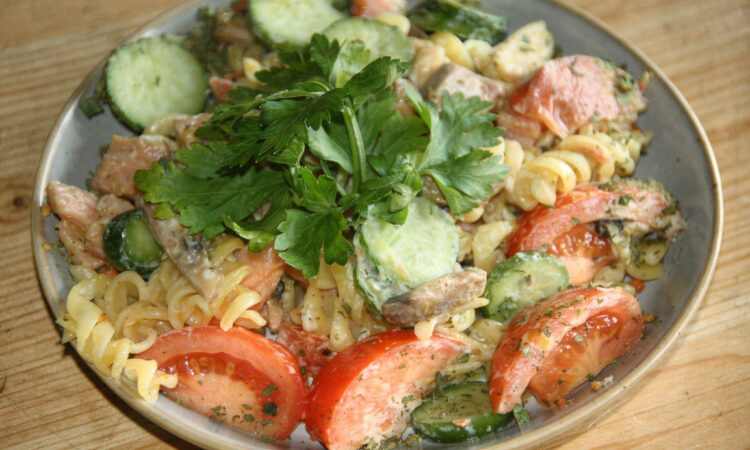 Вкусный салат с макаронами и ветчиной: легкий рецепт