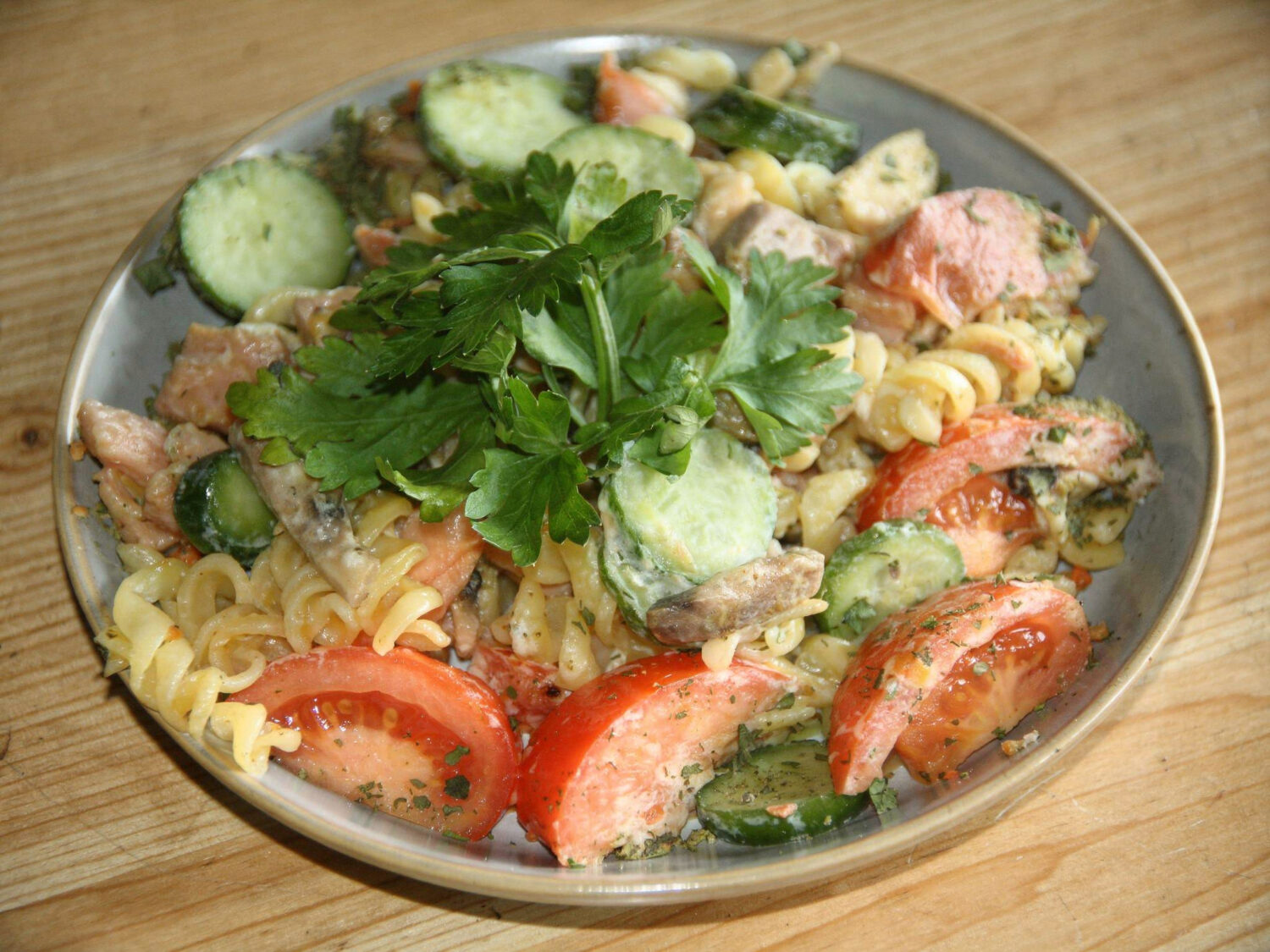 Смачний салат з макаронами та шинкою: легкий рецепт