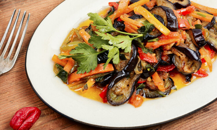 Сочный овощной салат к шашлыку с ароматом дыма