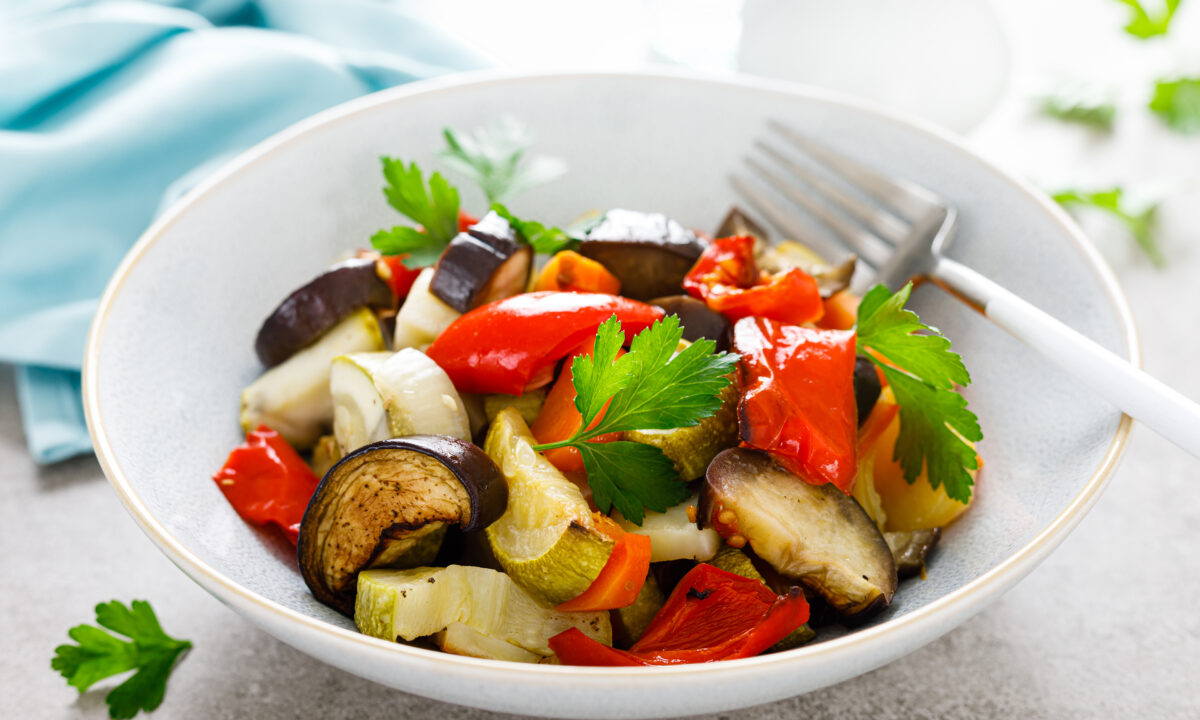 Салат з смажених баклажанів, болгарського перцю та помідорів: легкість і смак