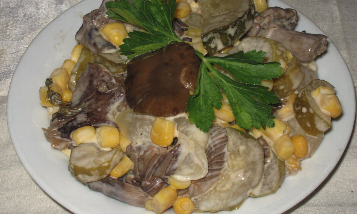 Салат з маринованими грибами та кукурудзою: швидко і смачно