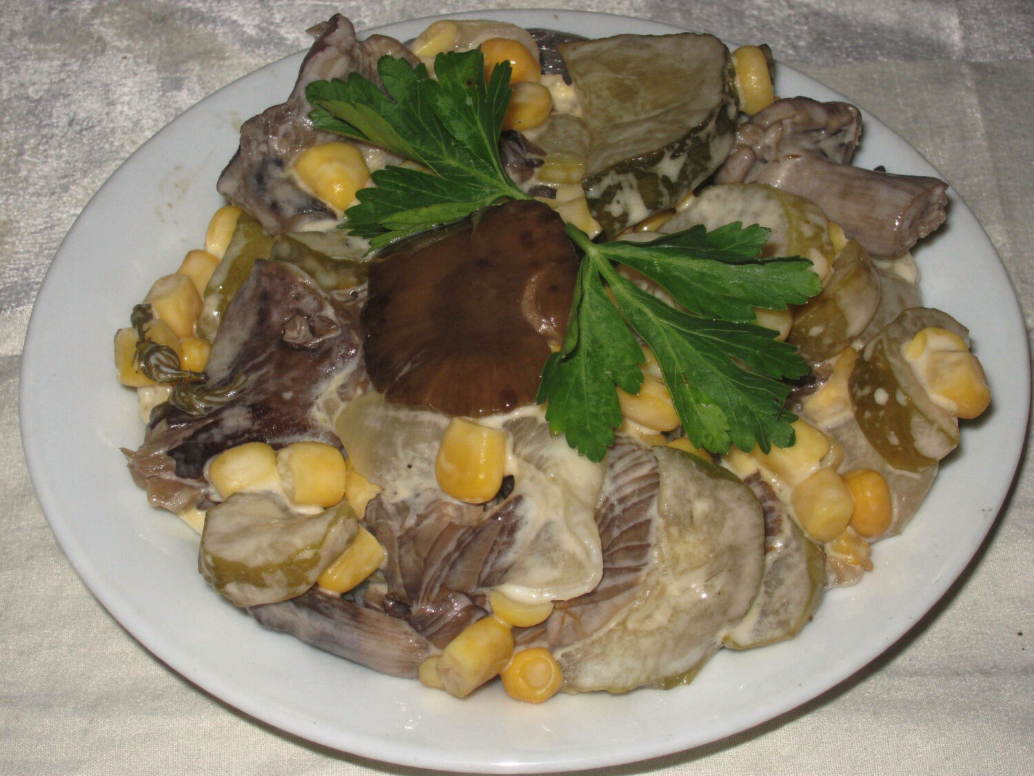 Салат з маринованими грибами та кукурудзою: швидко і смачно