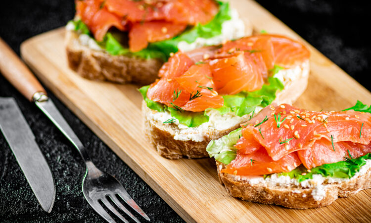 Брускети з лососем