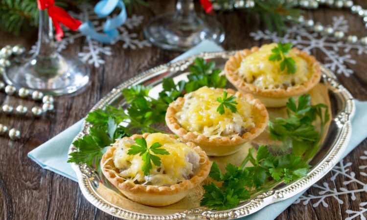 Аппетитные тарталетки с курицей и грибами для праздничного стола.