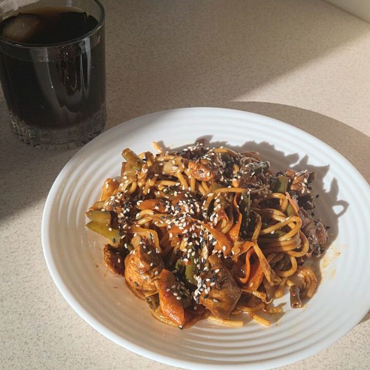 Лапша с овощами и курицей