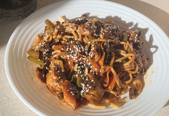 Лапша с овощами и курицей