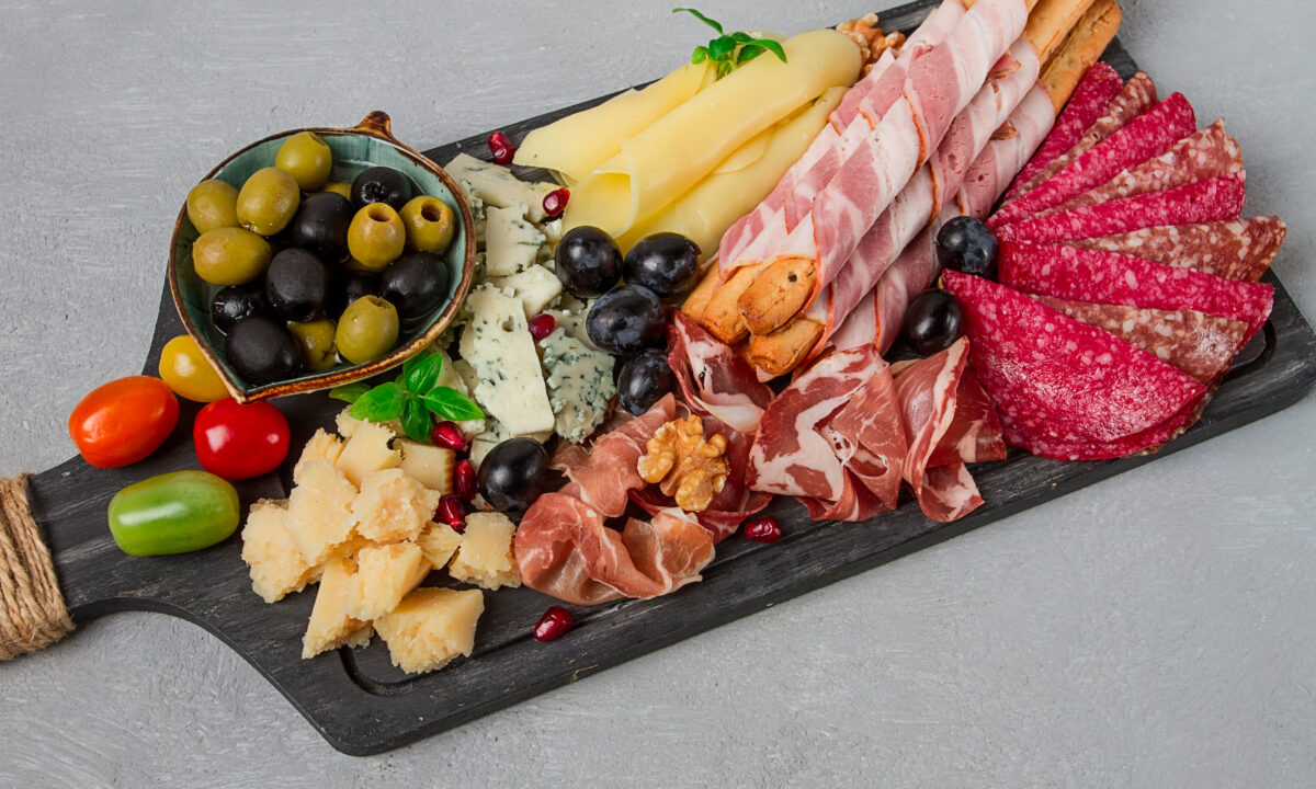 Вкусная антипасти-доска: идеальная закуска за считанные минуты