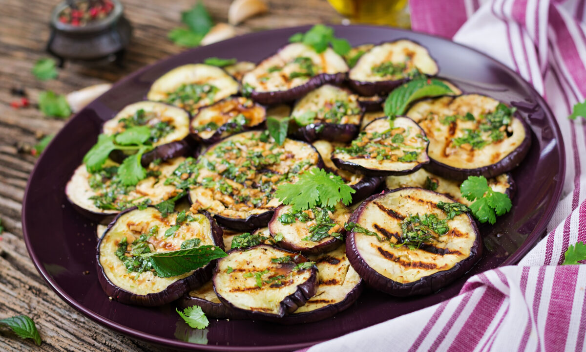 Вкусный салат с жареными баклажанами и мятной заправкой