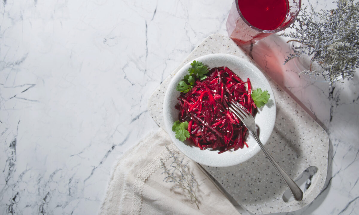 Невероятный корейский свекольный салат с чесноком и кунжутом.