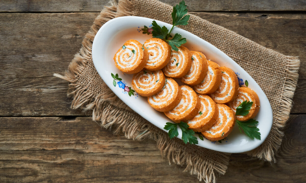 Сочный морковный рулет с крем-сыром и зеленью