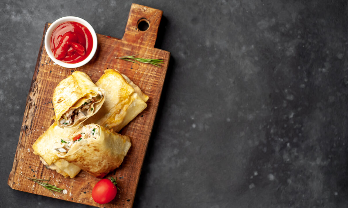 Весенняя чимичанга с большим количеством зелени и сыром