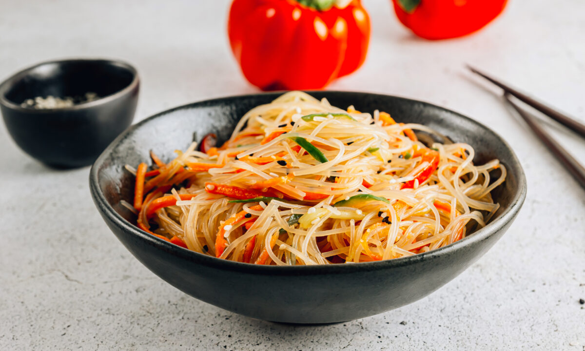 Освежающий салат с фунчозой по-корейски: легкий рецепт