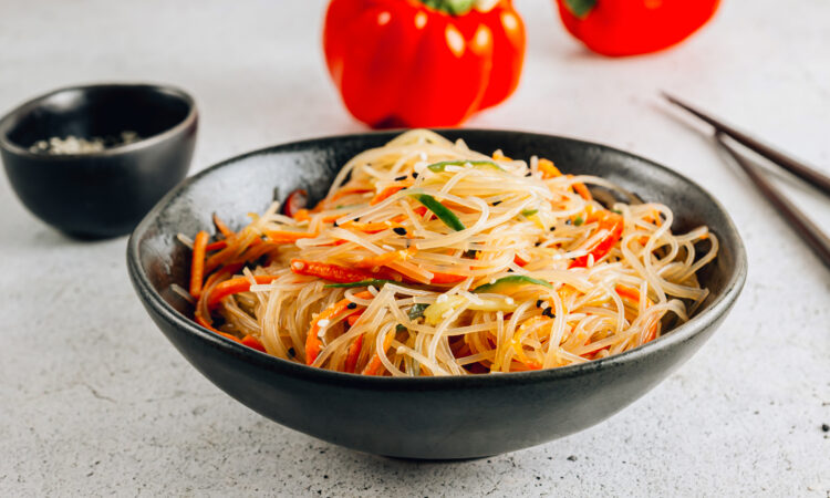 Освіжаючий салат з фунчозою по-корейськи: легкий рецепт