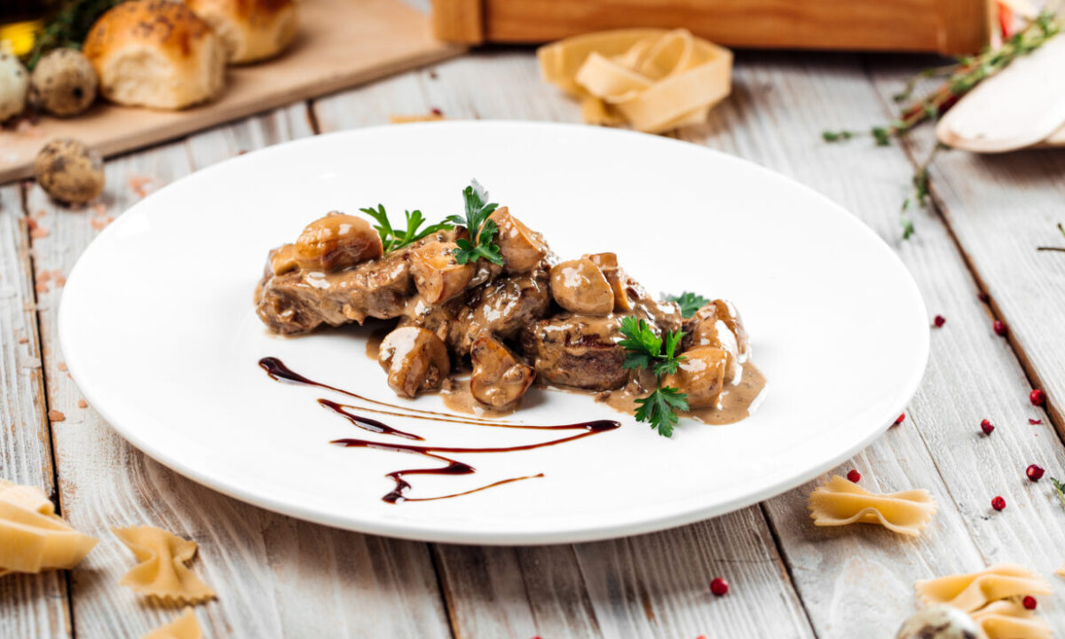 говяжий стейк с грибным соусом