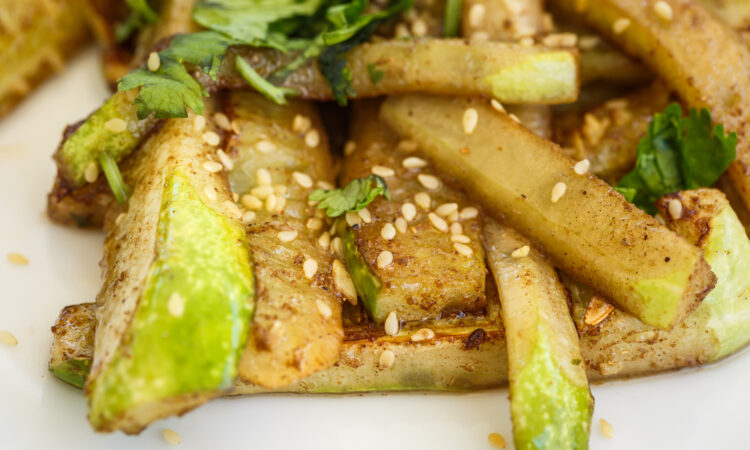 Пікантні смажені огірки з кунжутом за декілька хвилин