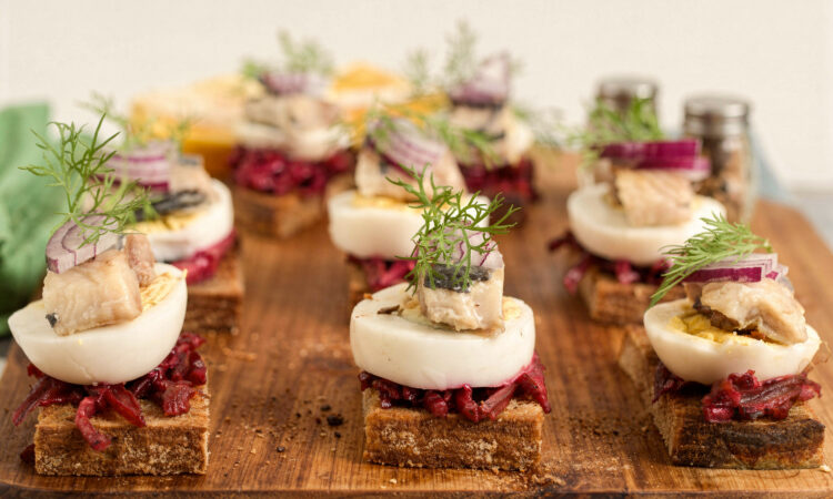 Апетитні канапе з оселедцем, буряком та яйцем на закуску