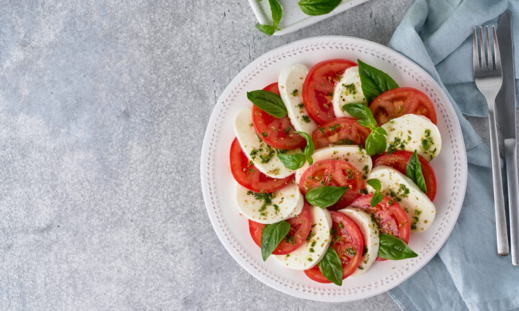 Свежий салат Капрезе с моцареллой и базиликом