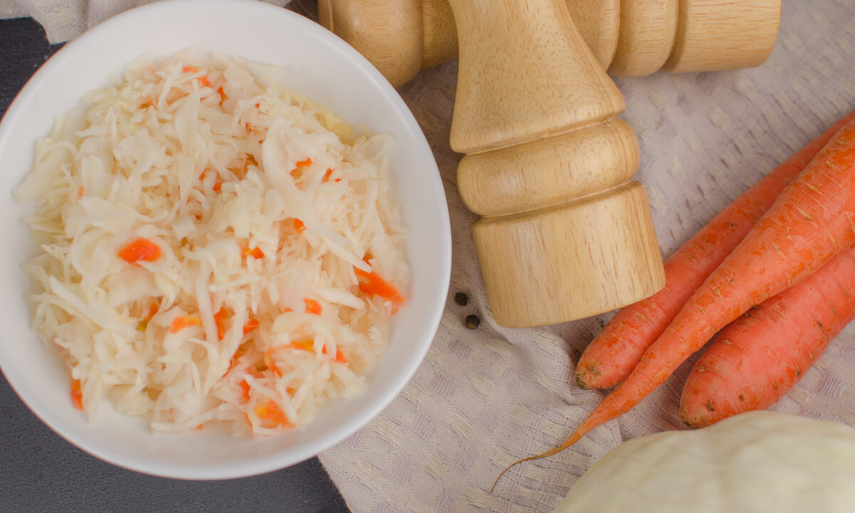 Быстрая квашеная капуста с морковью и чесноком за несколько часов