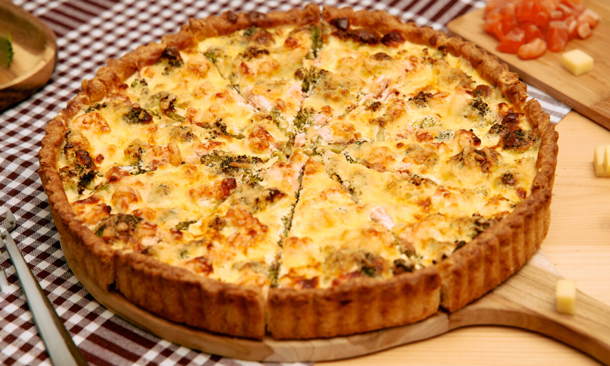 Душистый луковый пирог с сыром за час