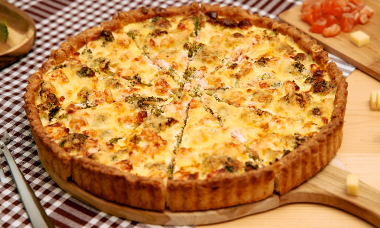 Душистый луковый пирог с сыром за час