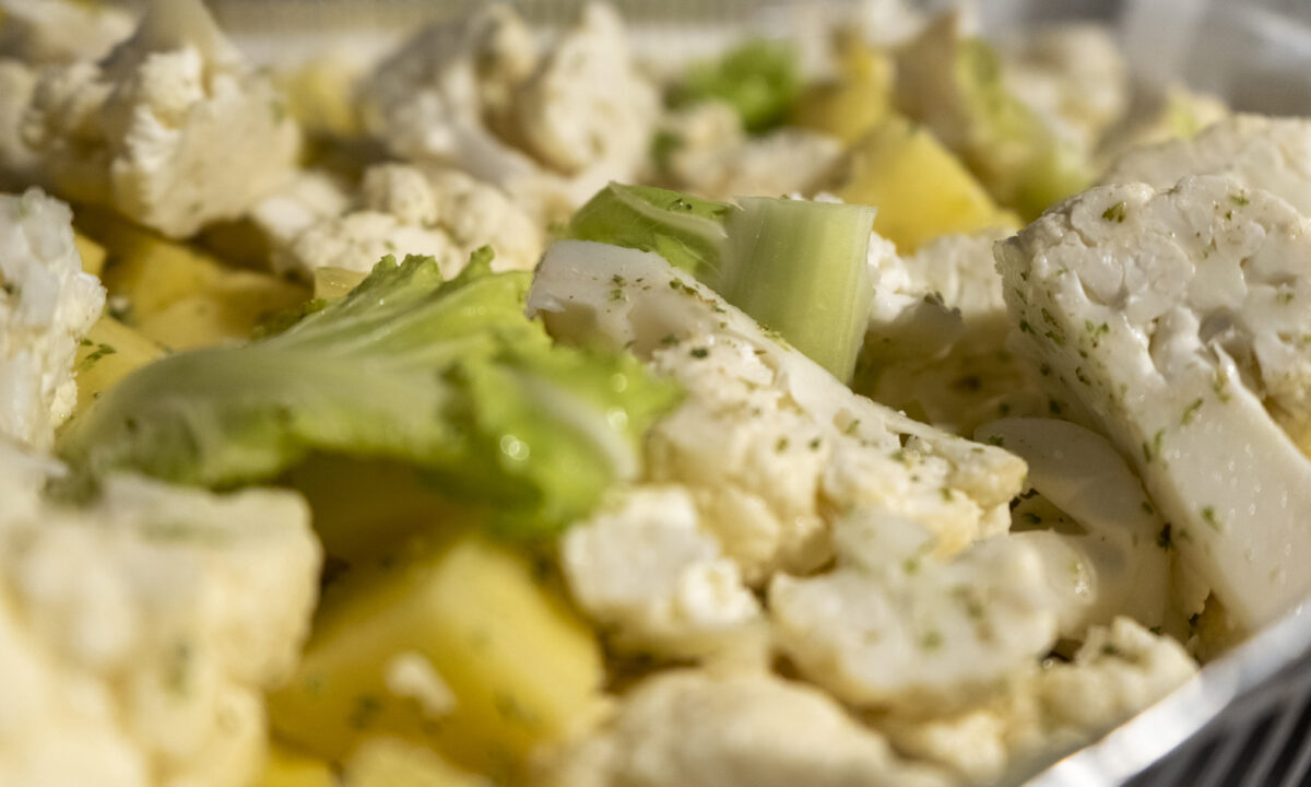 Пикантная маринованная цветная капуста с перцем.