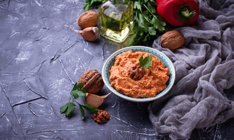 Насыщенная мухаммара из печеного перца и орехов