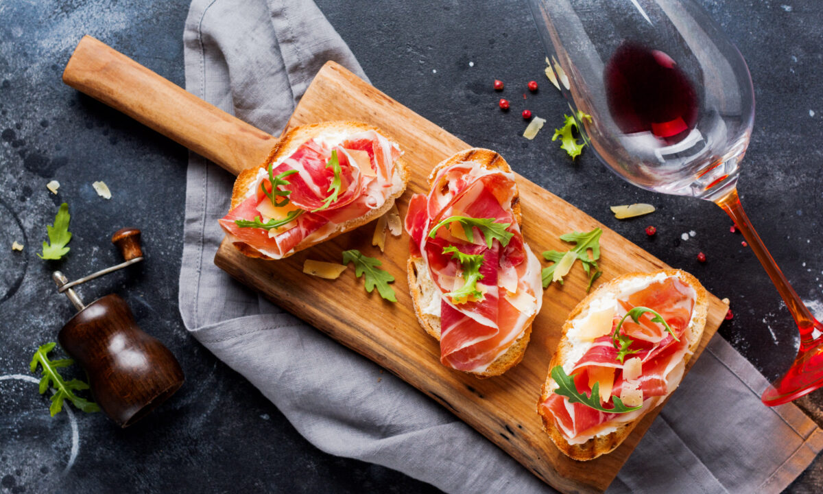 Брускетта с хамоном