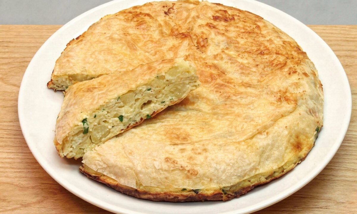 Легкий пирог из лаваша с картофелем и творогом на сковороде.