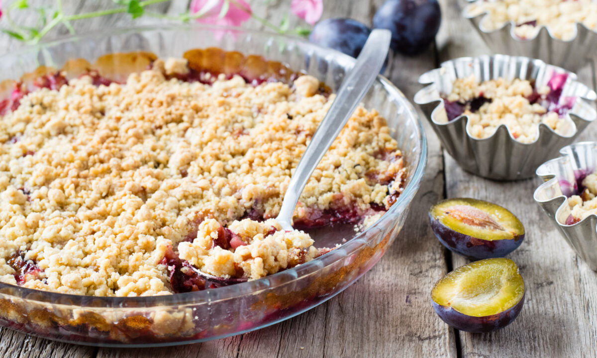 Сливовой крамбл: нежный десерт с бизе и хрустящей корочкой
