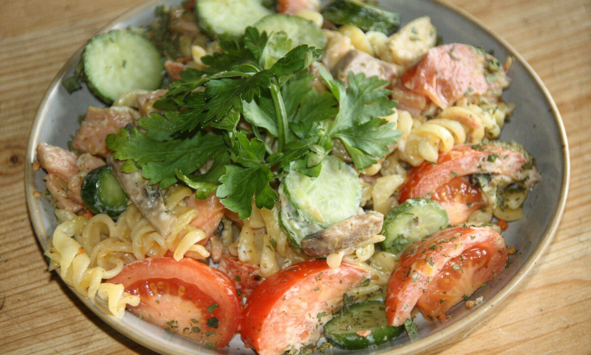 Вкусный салат с макаронами и ветчиной: легкий рецепт