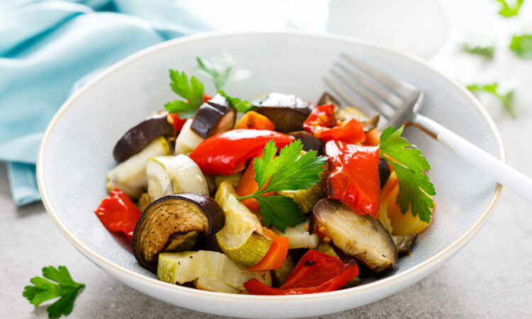 Салат з смажених баклажанів, болгарського перцю та помідорів: легкість і смак