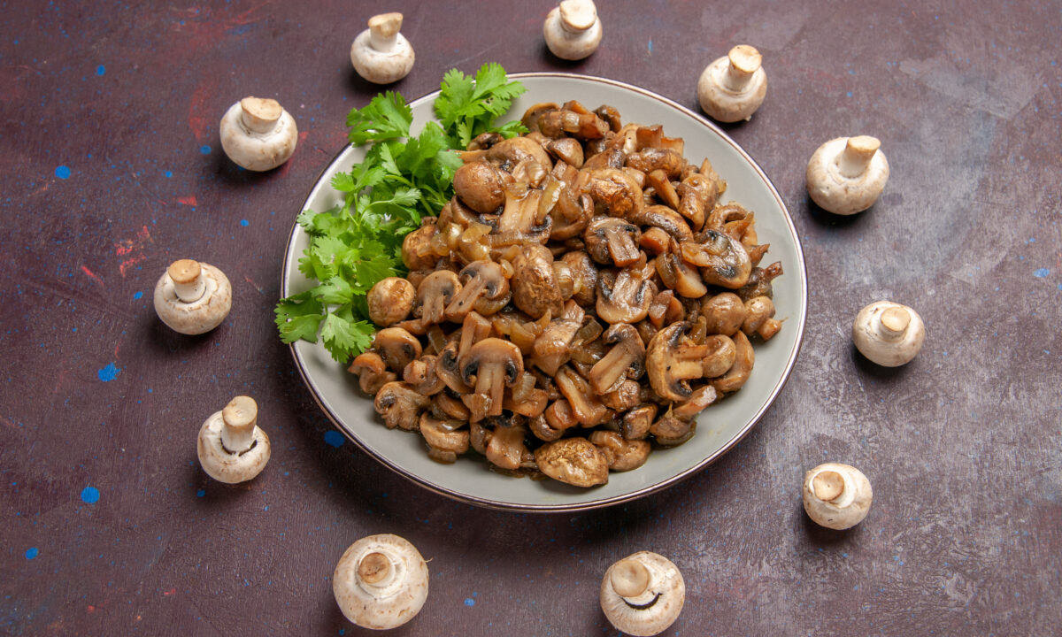 Аппетитный салат с шампиньонами и колбасой