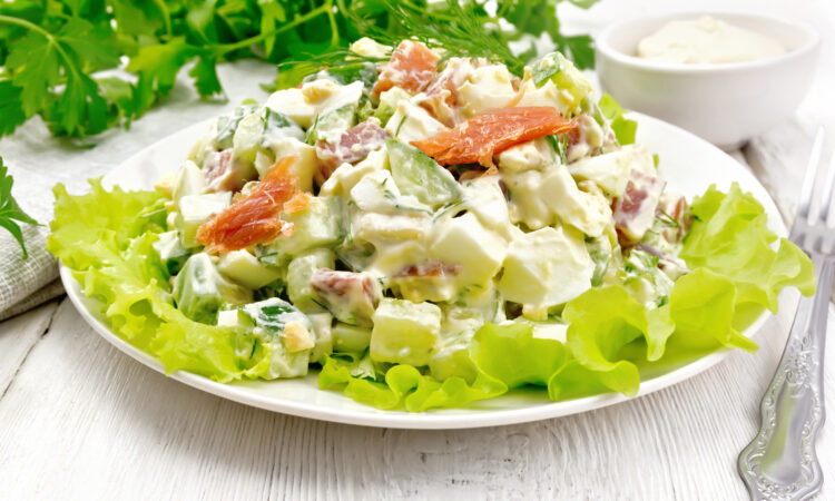 Яркий салат 'Радуга' с сыром и овощами за 15 минут