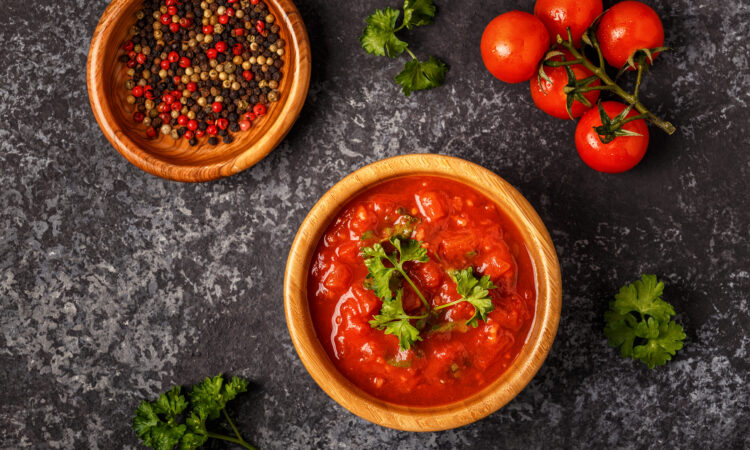 Ароматна томатна сальса з печених овочів