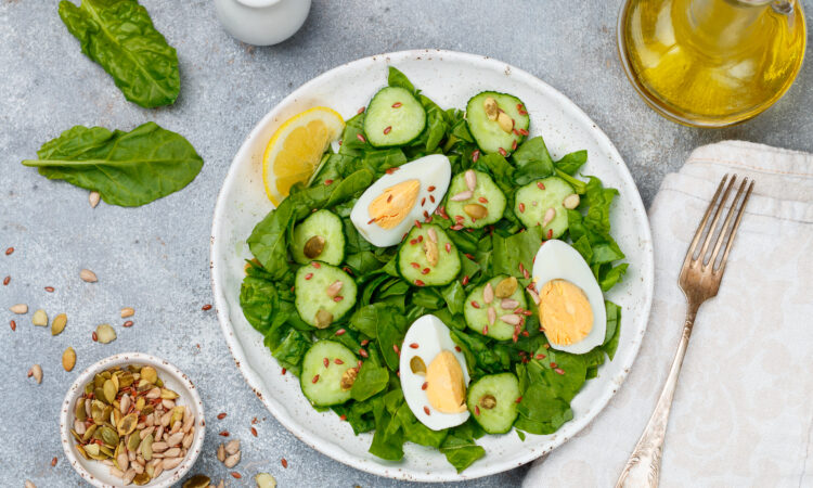Свіжий салат "Легкий" з огірків та яєць за 15 хвилин