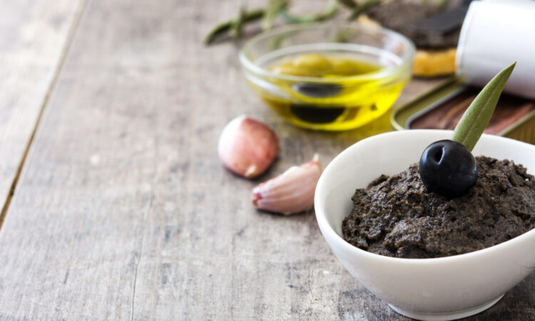 Вкусная тапенада из черных оливок за 15 минут