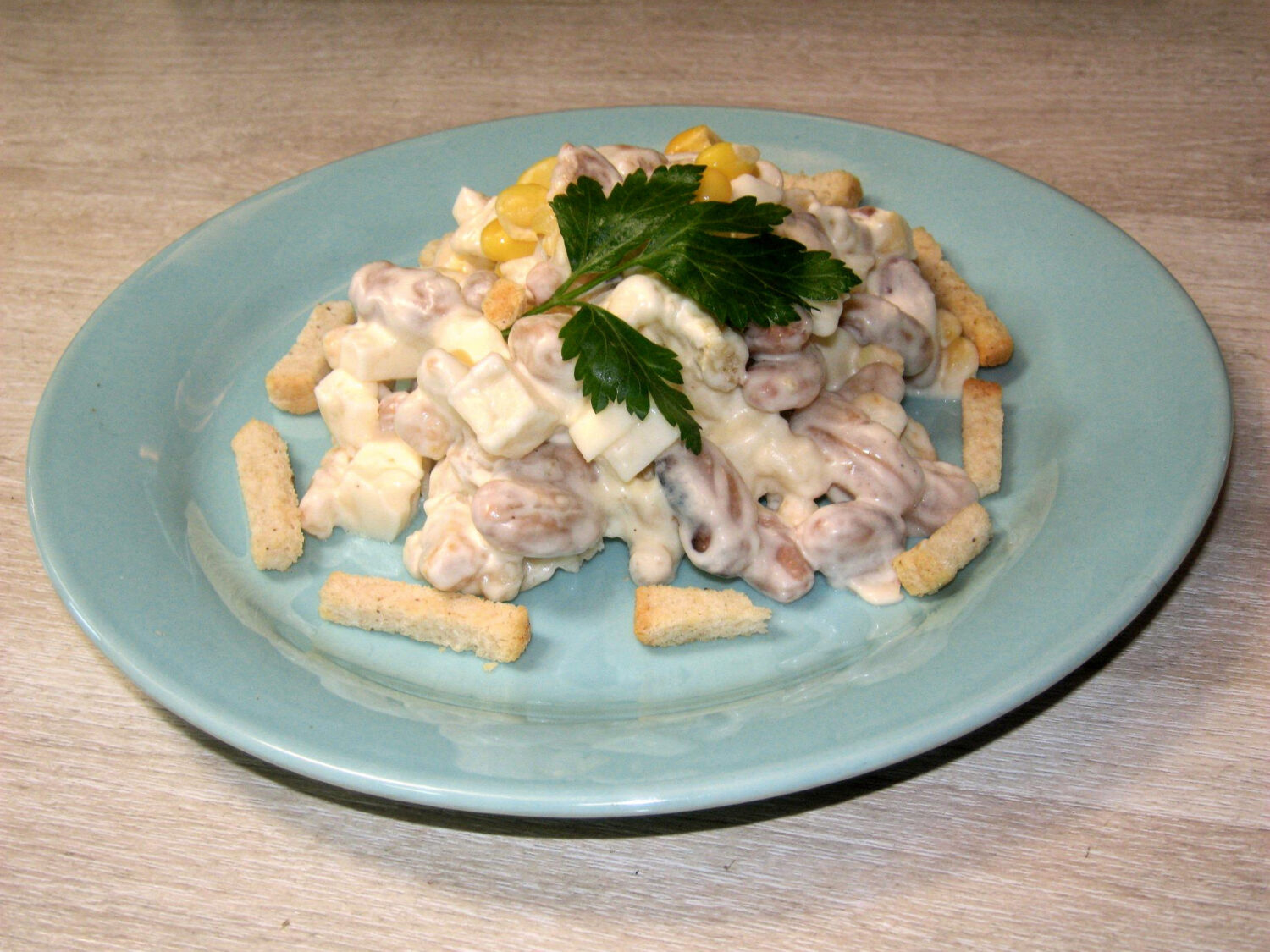 Швидкий салат з сухариками та квасолею для несподіваних гостей