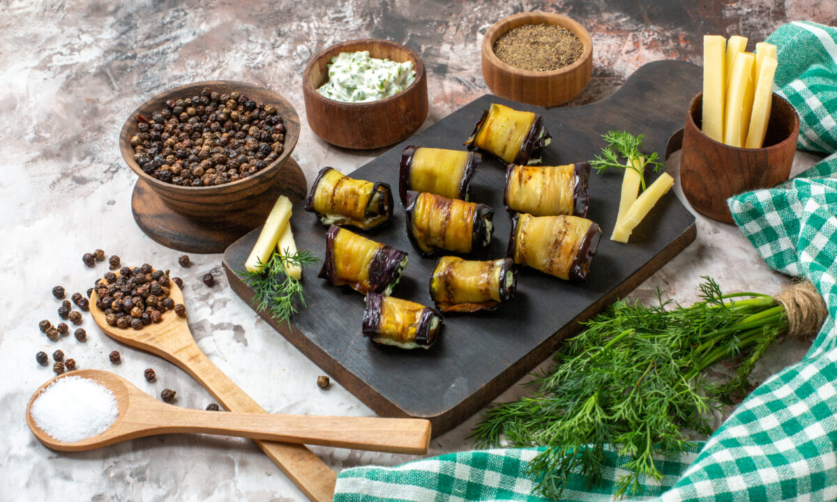 Ароматні рулетики Бадріджані з баклажанів з горіховою пастою