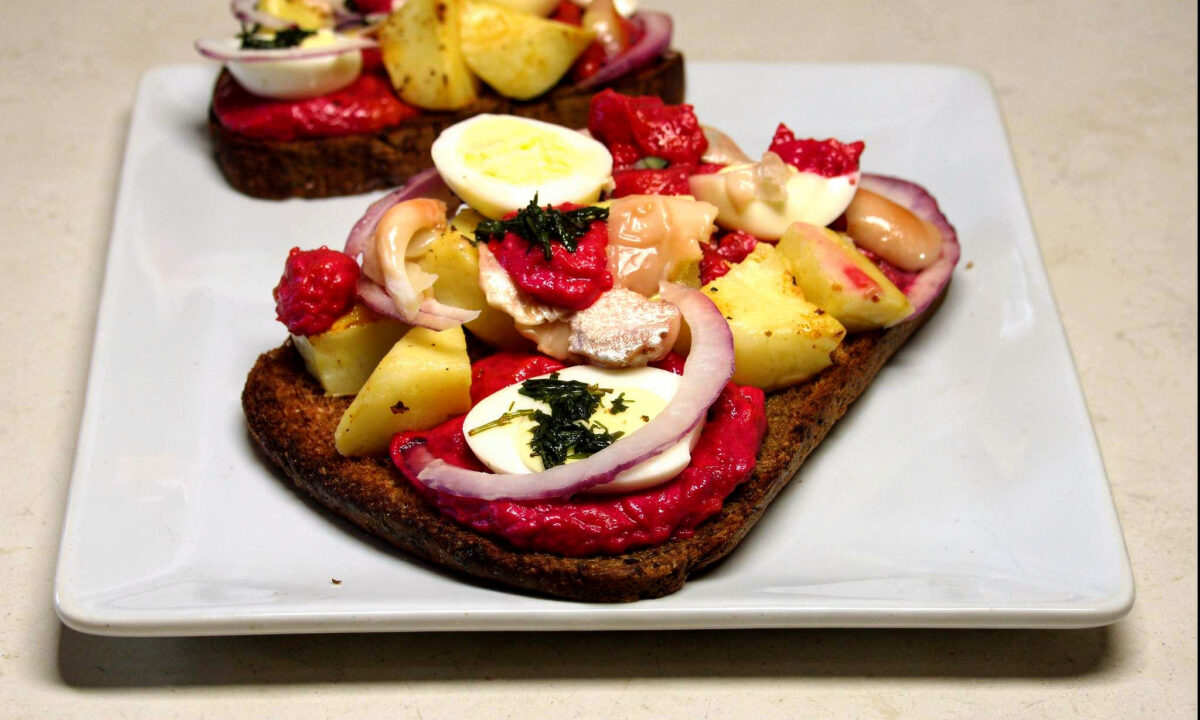 Смачний сморреброд з оселедцем та буряковим соусом