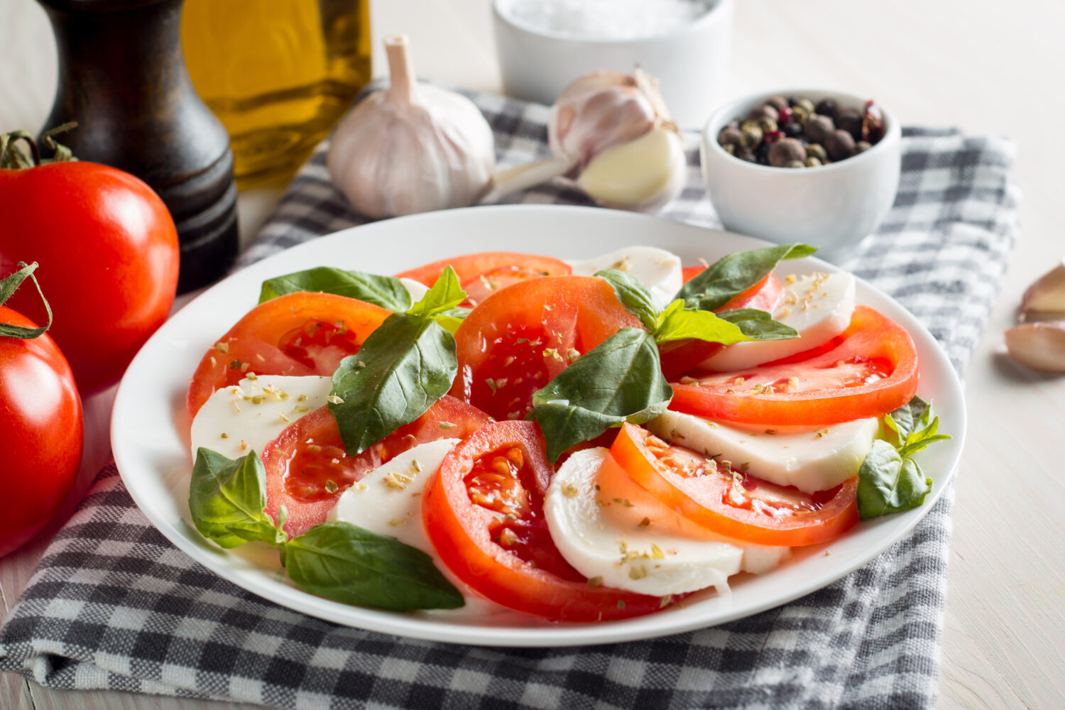 Салат з помідорами та бурратою: літній смак за 10 хвилин