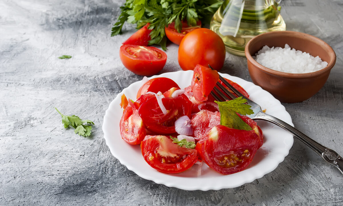 Соковиті мариновані помідори з медом та зеленню за годину