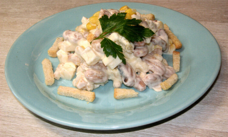 Швидкий салат з сухариками та квасолею для несподіваних гостей