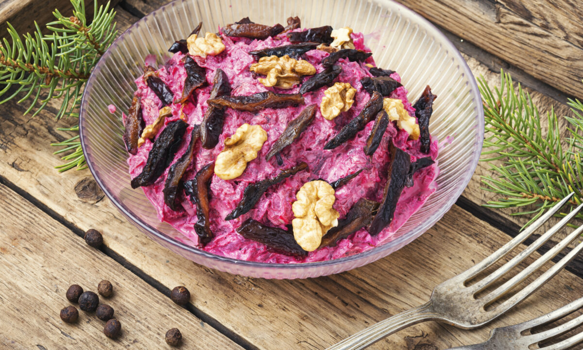 Королівський салат з буряком та чорносливом: легкість і користь щодня