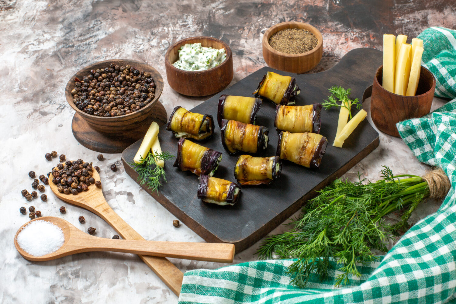 Ароматные рулетики Бадриджани из баклажанов с ореховой пастой