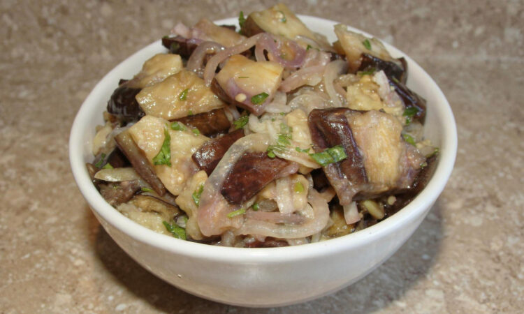 Мариновані баклажани з часником та петрушкою: швидка закуска за добу