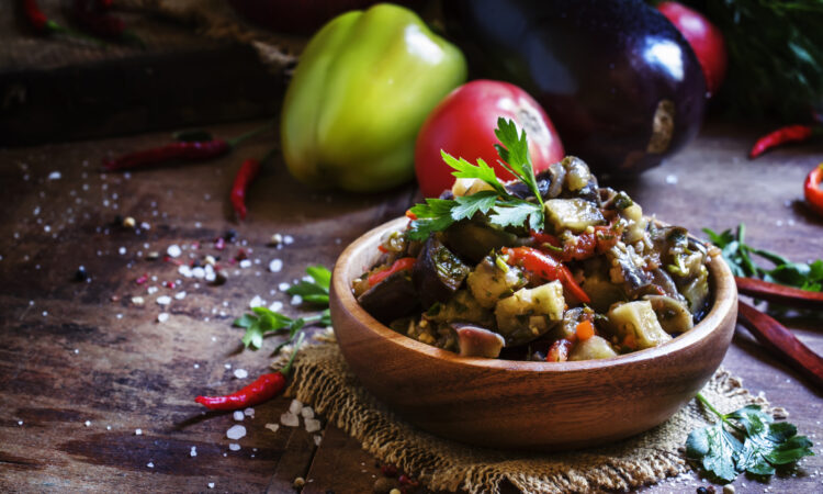 Апетитні баклажани по-грузинськи з горіхами та спеціями